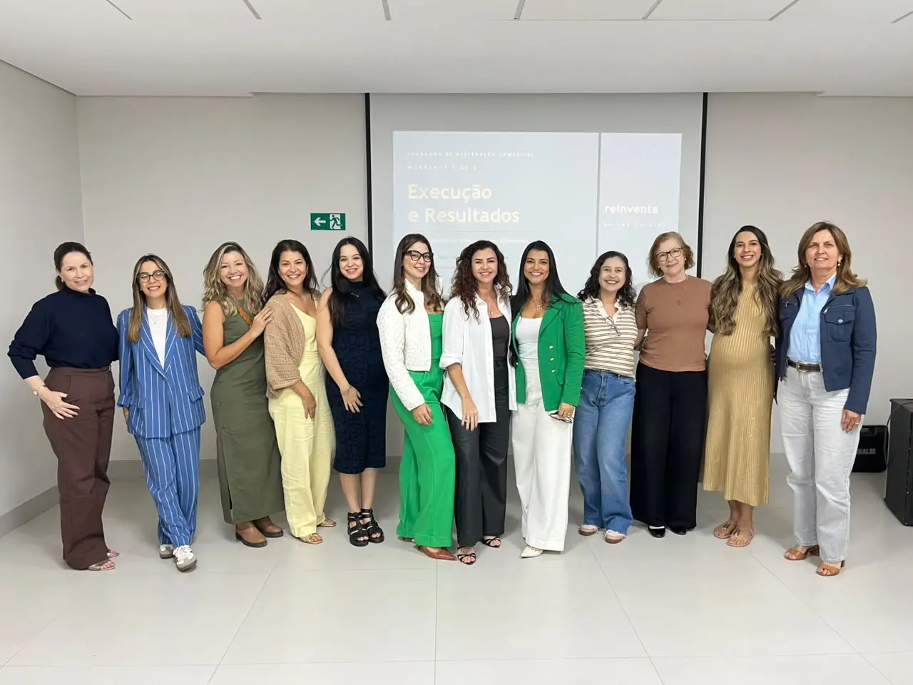 Ariane Galdino com grupo de mulheres empreendedoras em treinamento